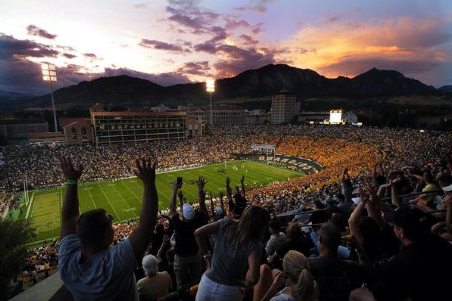 The 科罗拉多州 Buffaloes play at Folsom Field, named after a famous 科罗拉多州的法律 professor who also was the head football coach