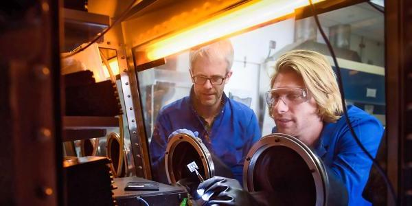 Mike McGehee and Tomas Leitjens working on solar cells